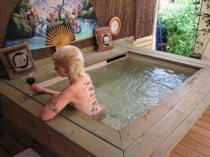 פילינג ופדיקור דגים בבריכה מחוממת